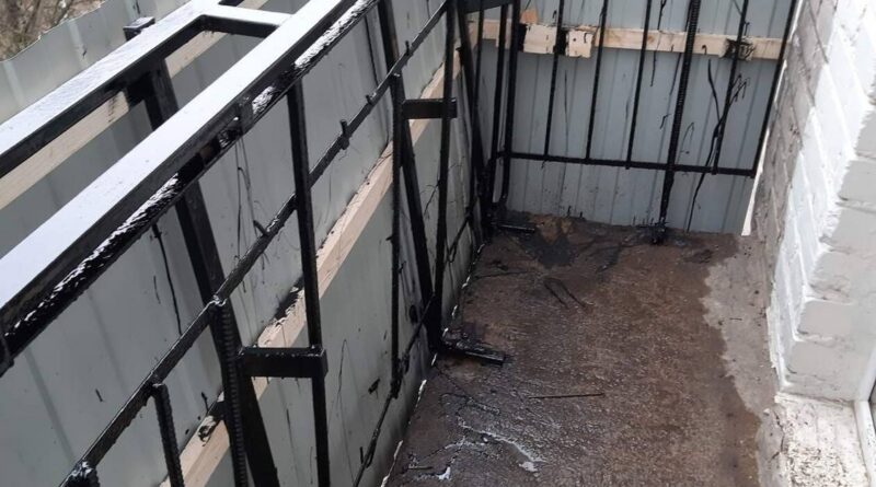 Демонтаж старого остекления балкона